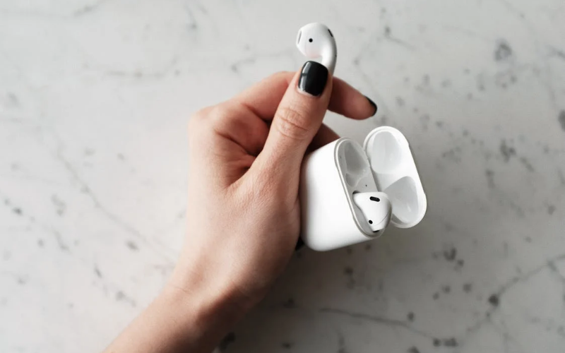 AirPods Blinking Orange? How to Fix It
